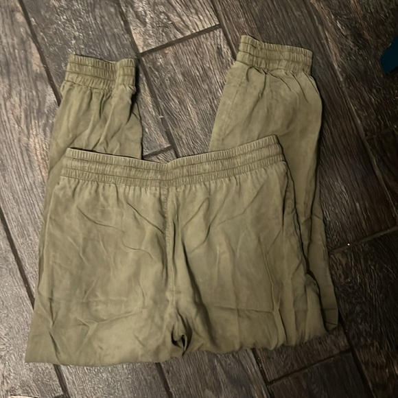 Cloth & Stone Pocket Tencel Joggers Olive Green - Picture 3 of 5